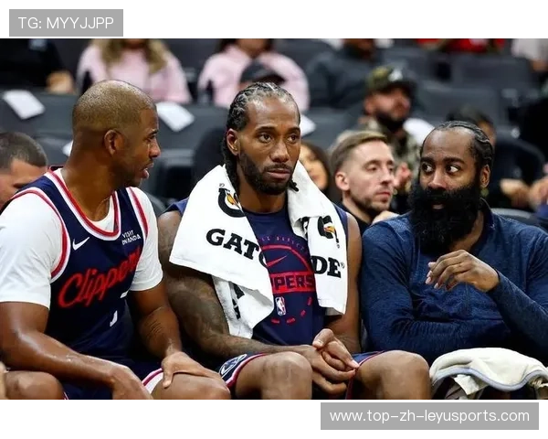 哈登站在弧顶,洛杉矶快船等待掩护 哈登站在弧顶,洛杉矶快船等待掩护